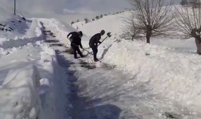Kardan kapanan yolları köy sakinleri kendileri açtı