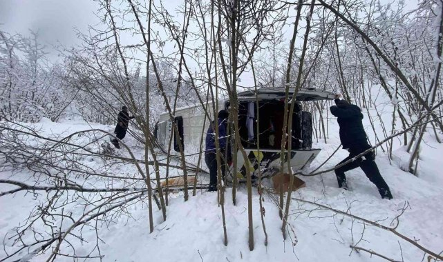 Kardan kayan minibüs fındık bahçesine uçtu: 4 yaralı