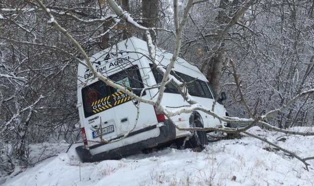 Kardan kayarak yolda çıkan minibüs, ağaca çarparak durabildi