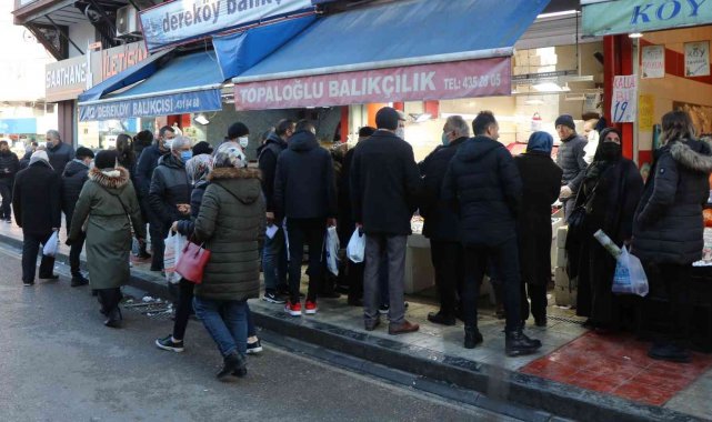 Kardan sonra evden çıkan vatandaş balığa hücum etti