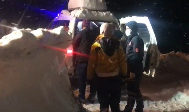 Kardan yolu kapanan köydeki hasta 5 saatte paletli ambulansla alınıp, hastaneye ulaştırıldı