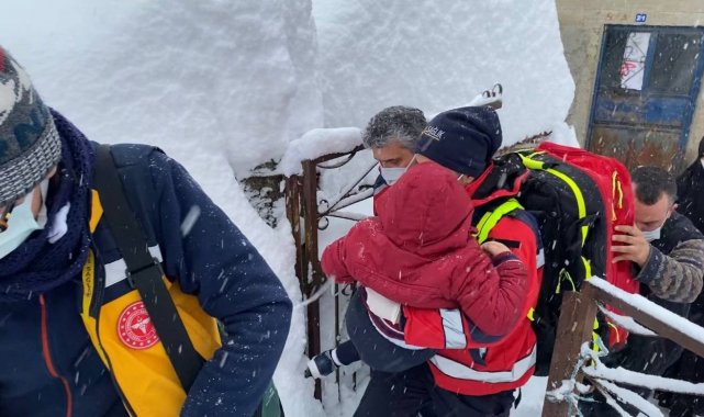 Kardan yolu kapanan köydeki hasta çocuk için tüm ekipler seferber oldu