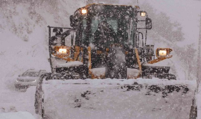 Kardan yolu kapanan mahalledeki hastanın yardımına büyükşehir ekibi koştu