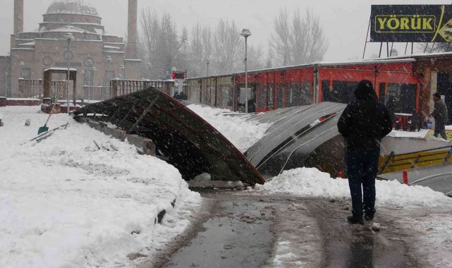 Karın ağırlığına dayanamayan çatı çöktü
