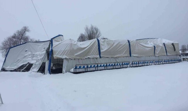 Karın ağırlığına dayanamayan çatılar çöktü