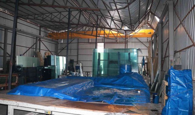 Karın ağırlığına dayanamayan iş yerinin çatısı çöktü