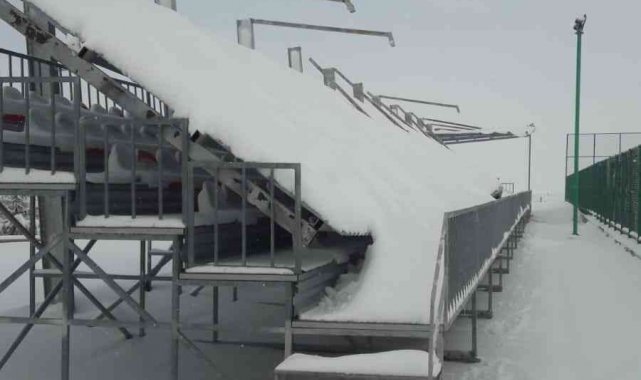 Karın ağırlığına dayanamayan tribününün çatısı çöktü