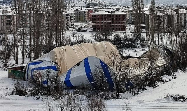 Karın ağırlığına dayanamayarak çöktü, o anlar güvenlik kamerasına yansıdı