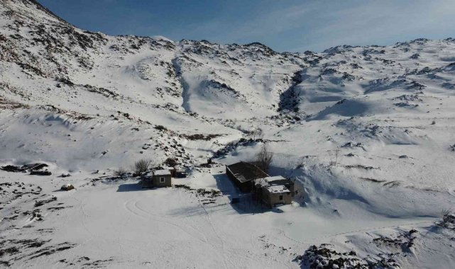 Karla kaplı Ağrı Dağı ve Iğdır dağları havadan görüntülendi