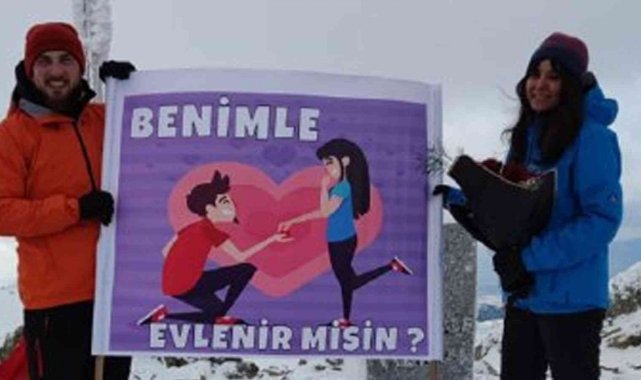 Karla kaplı Dinek Dağı'nın zirvesinde sürpriz evlilik teklifi