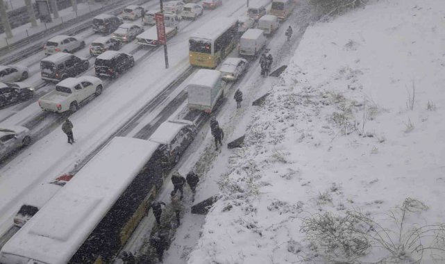Karla kaplı E-5 Karayolunda uzun araç kuyrukları oluştu