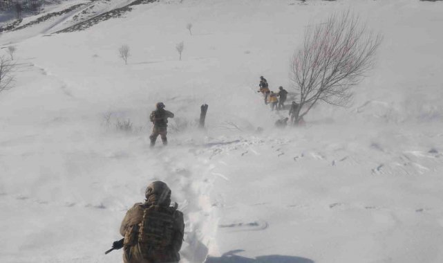 Karla kaplı köy yolunu aşıp hastayı helikoptere yetiştirdiler