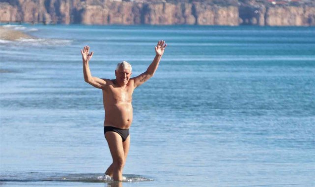 Karla kaplı Türkiye'ye inat Antalya'da deniz keyfi