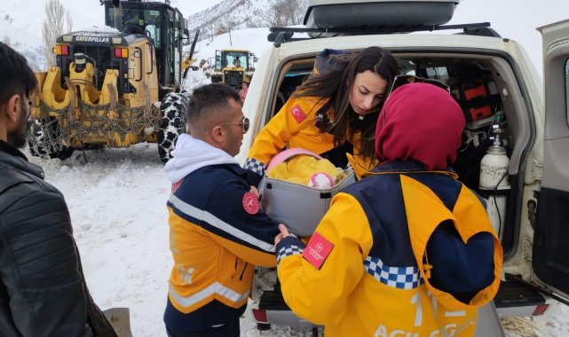 Karla kaplı yollarda ekipler, 40 günlük bebek için seferber oldu