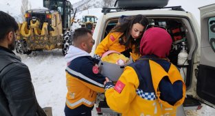 Karla kaplı yollarda ekipler, 40 günlük bebek için seferber oldu