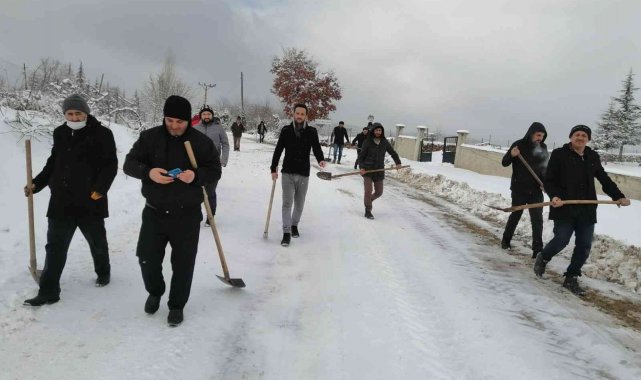 Karla kaplı yolu imece usulü ile açtılar