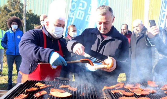 Karla mücadele eden ekiplere Başkan Büyükakın'dan sucuk ekmek ziyafeti