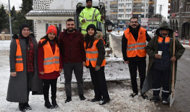 Karla mücadelede gönüllülerden sıcak çorba