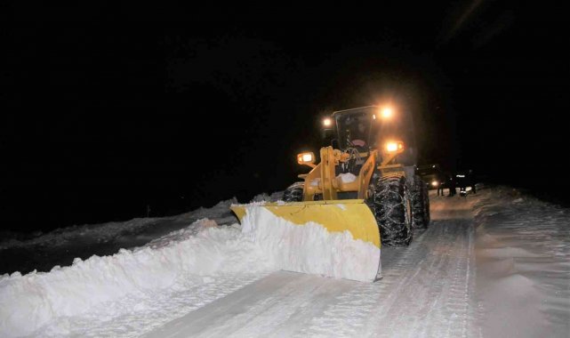 Karla mücadelenin kahramanları gece gündüz demeden çalışıyor