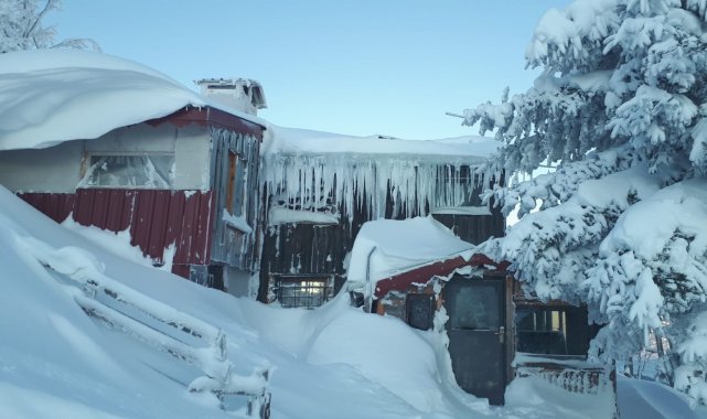 Karlar altında kalan evler ve doğa, seyrine doyumsuz manzaralar oluşturdu