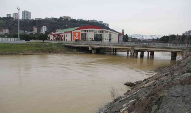 Karlar erimeye başladı, akarsuların debisi yükseldi