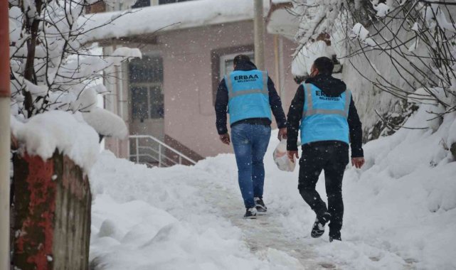 Karlı havada sıcak yemek evlerine kadar ulaştırılıyor