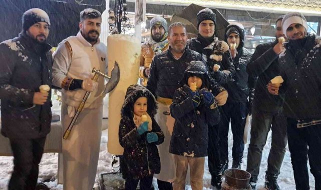 Karlı havada vatandaşa dondurma ikramı