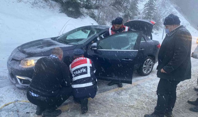 Karlı yolda kalan araçları jandarma ekipleri kurtardı