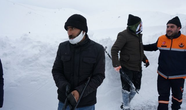 Karlı yolda kalan vatandaşların imdadına ekipler yetişti