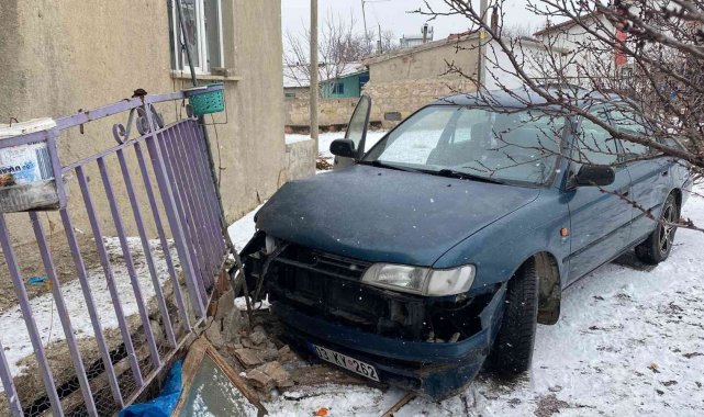 Karlı yolda kayan otomobil evin balkonuna çarparak durabildi