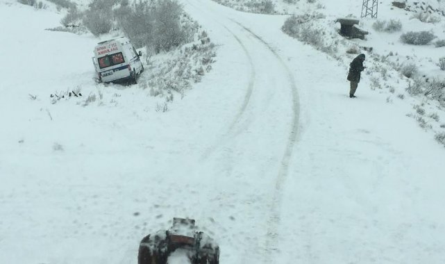 Karlı yolda kontrolden çıkan ambulans tarlaya düştü