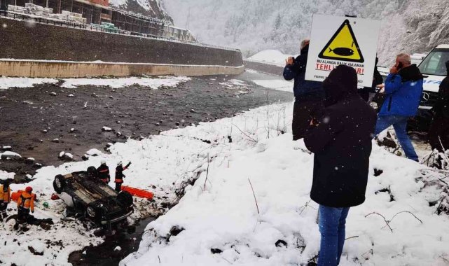 Karlı yolda kontrolden çıkan araç dereye uçtu: 1 ölü, 1 yaralı