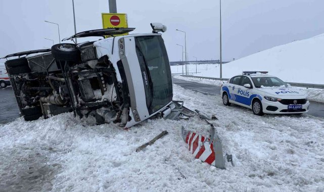 Karlı yolda servis minibüsü yan yattı: 3 yaralı