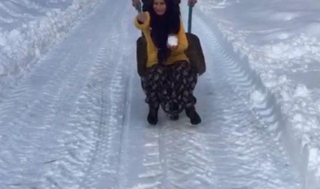 Karlı yollarda el arabalı eğlence