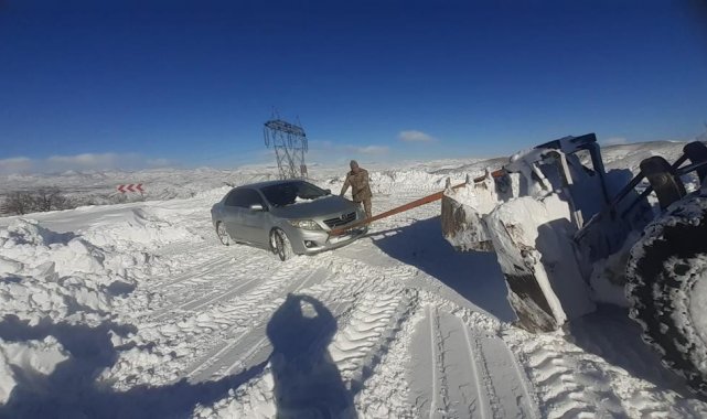 Karlı yollarda kalanların imdadına Jandarma ekipleri yetişiyor