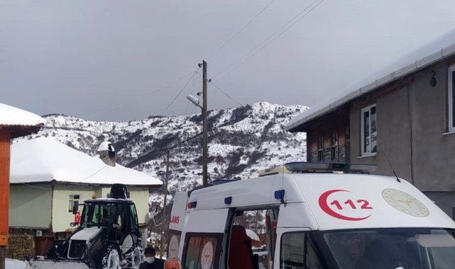 Karlı yolları aşarak rahatsızlanan vatandaşı hastaneye yetiştirdiler