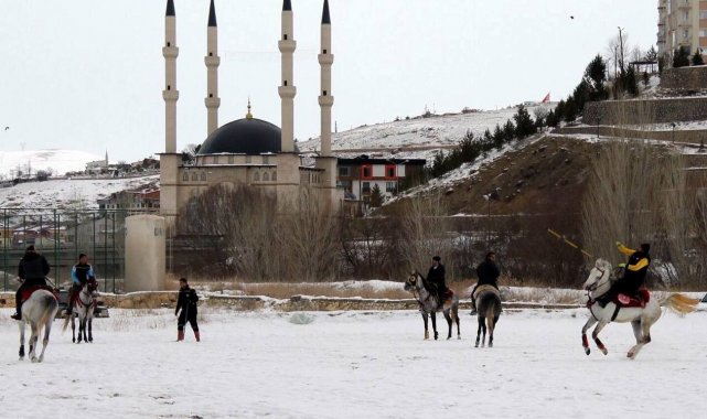 Karlı zeminde oynanan ciritte, at üzerinden düşen ciritçinin ayağı kırıldı turnuva yarıda kaldı