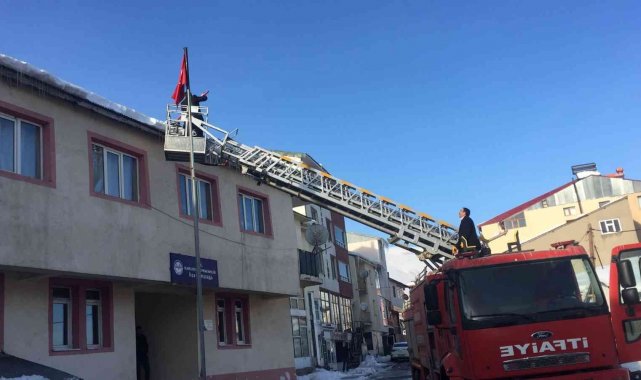 Karlıova'da buz sarkıtları, itfaiye ekibi tarafından temizleniyor