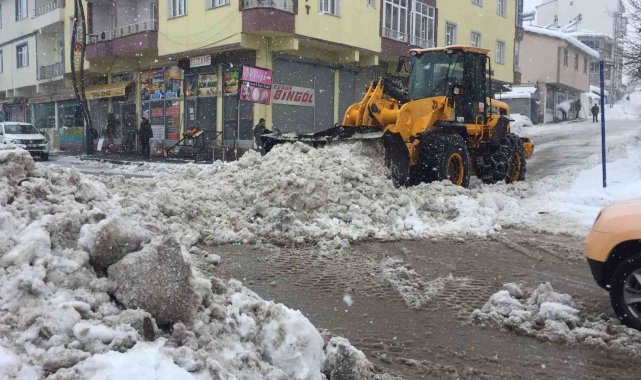 Karlıova'da karlar kamyonlarla kent dışına taşınıyor