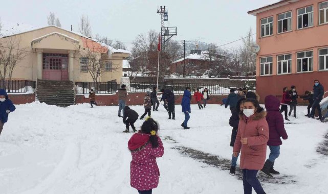 Karlıova'da yağan karın tadını çocuklar çıkardı