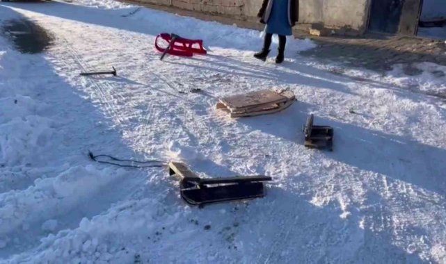 Karne günü iki kardeş kızakla kayarken otomobilin altında kaldı