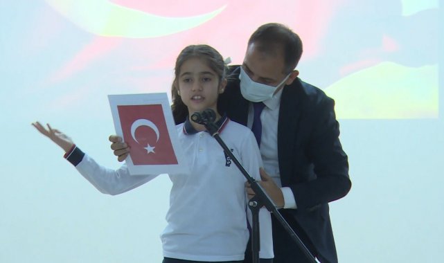 Karne töreninde okuduğu şiiri unutan öğrenciyi Milli eğitim Müdürü desteği