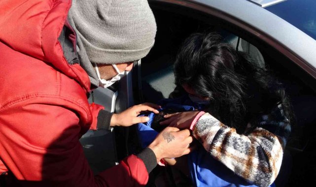 Karnında ölen bebeği için ameliyatlı halde mezarlığa geldi, gözyaşları sel oldu