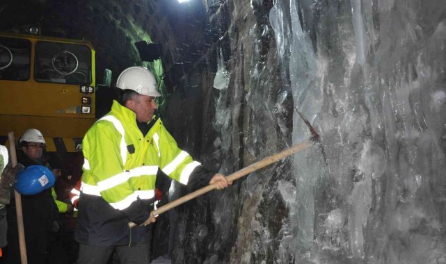 Kars&#039;ta 2 bin 270 rakımda buz mesaisi