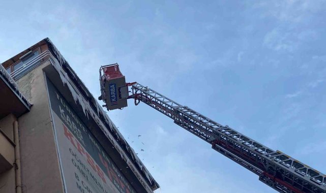 Kars'ta belediye buz sarkıtlarını temizliyor