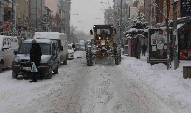 Kars'ta belediye yolların karını temizliyor