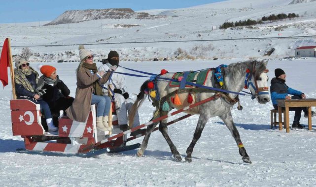 Kars&#039;ta buz üzerinde atlı kızak keyfi sürüyor