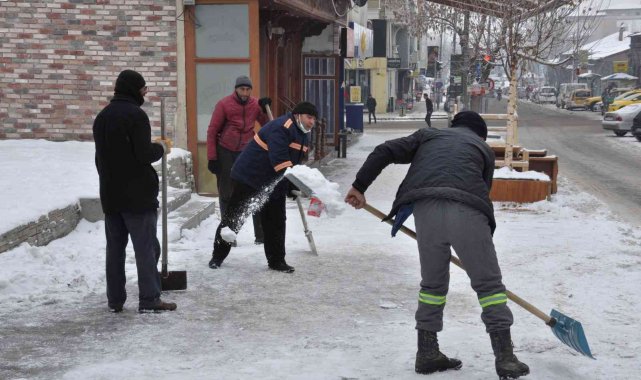 Kars'ta kaldırımların buz ve karı temizleniyor