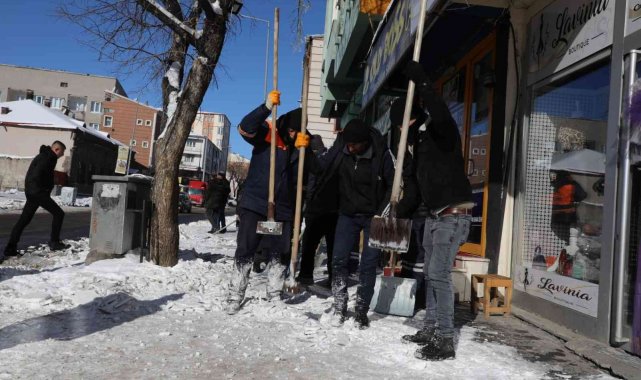 Kars'ta kaldırımların kar ve buzu temizleniyor