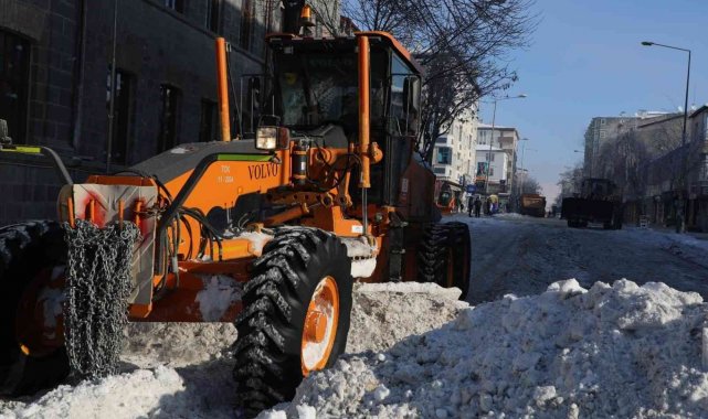 Kars'ta karla mücadele sürüyor